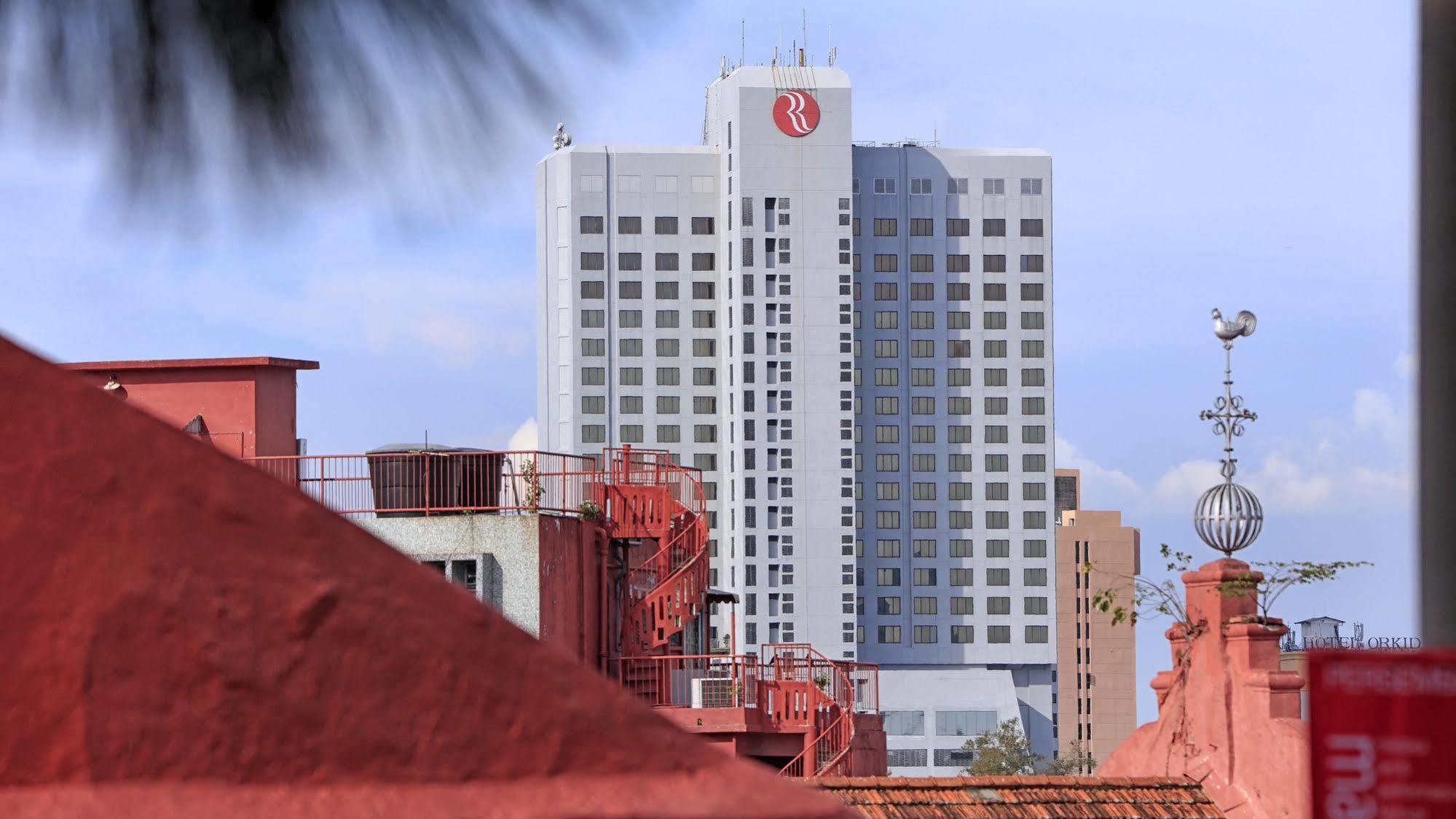 Hotel Ramada Plaza By Wyndham Melaka Extérieur photo